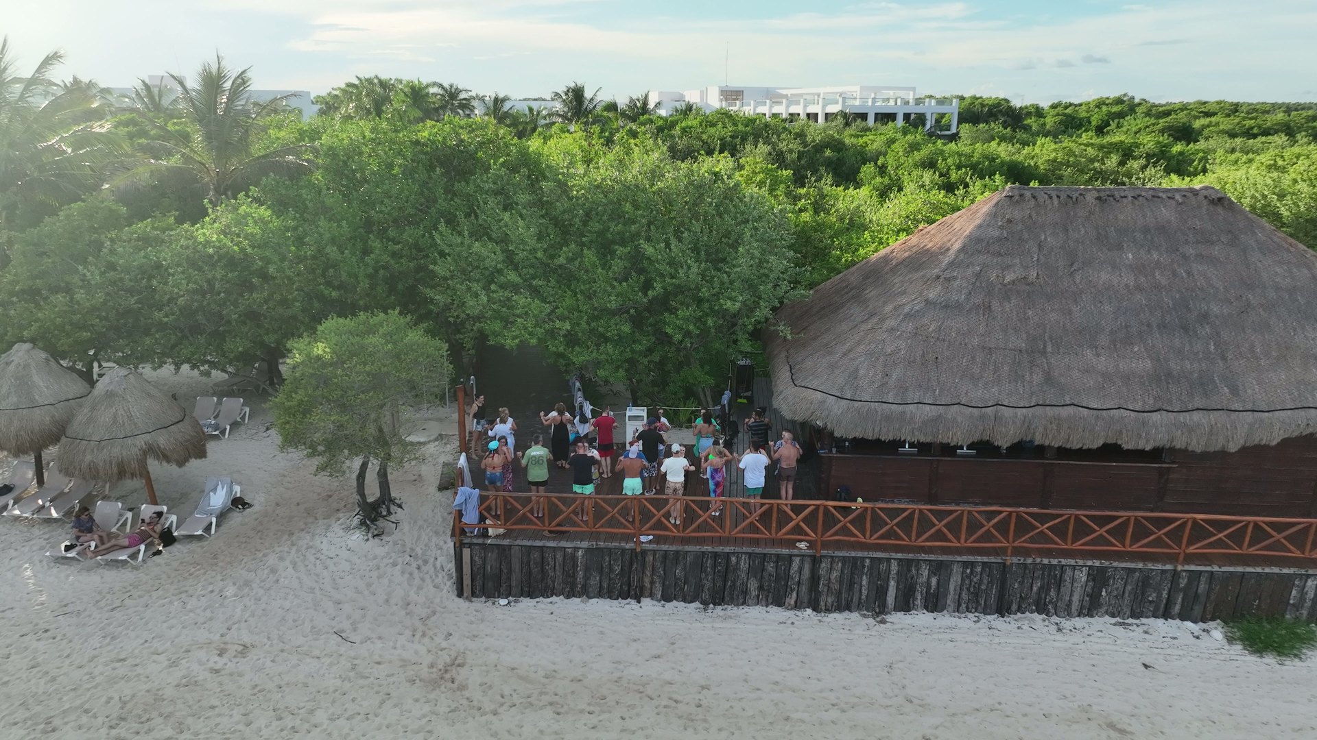 Um grupo a dançar num terraço junto à praia